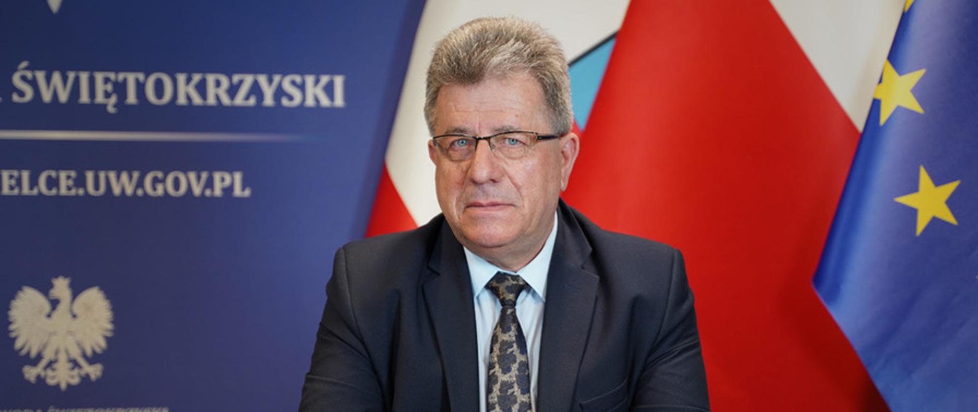 Wojewoda na tle flag