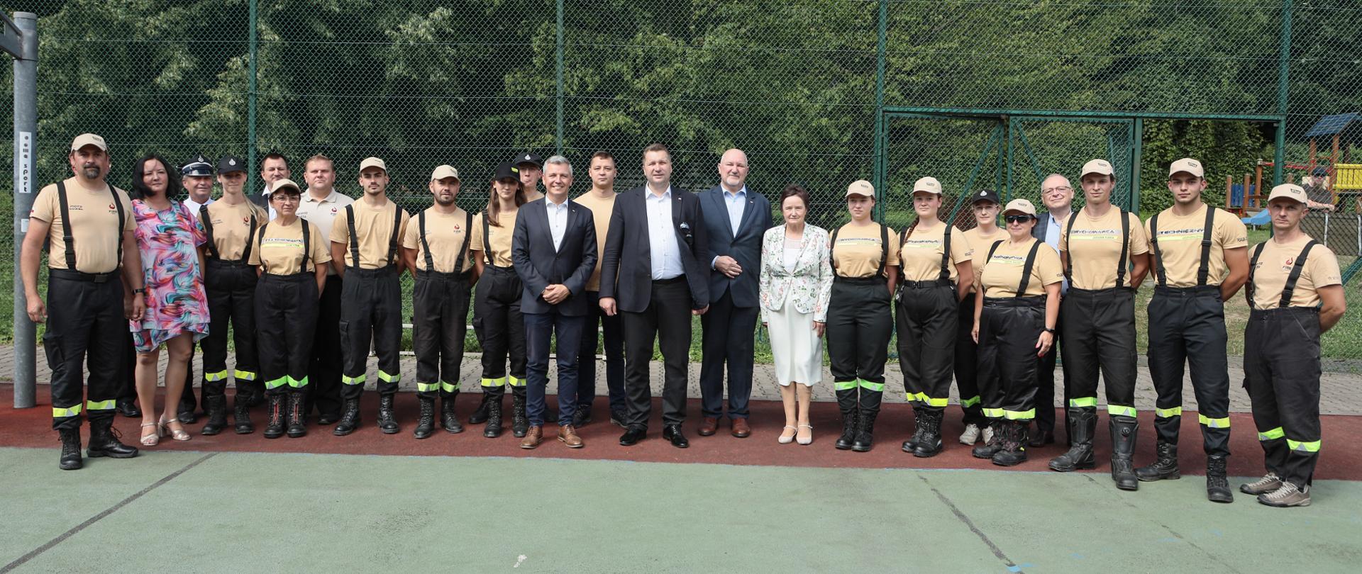 Zdjęcie ze spotkania szefa MEiN z Młodzieżowymi Drużynami Pożarniczymi