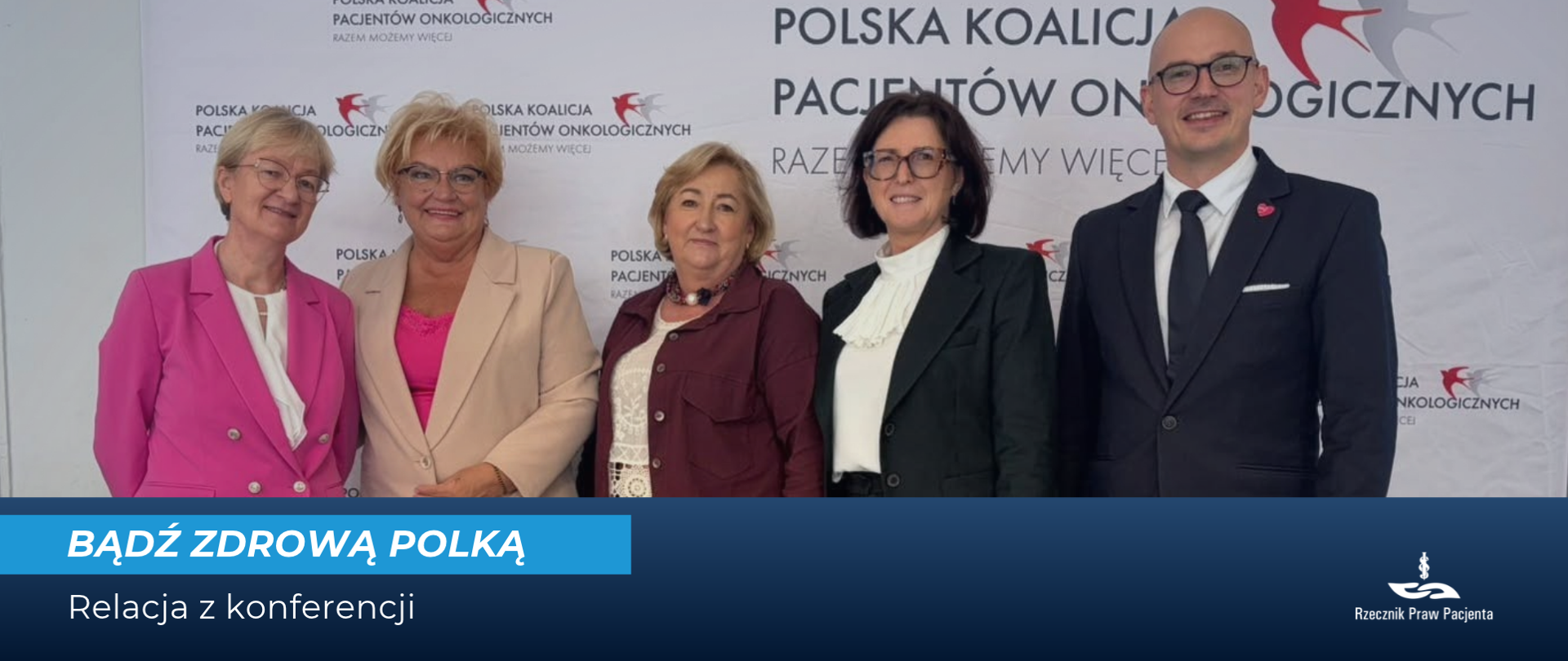 Uczestnicy konferencji stoją na tle ścianki konferencji