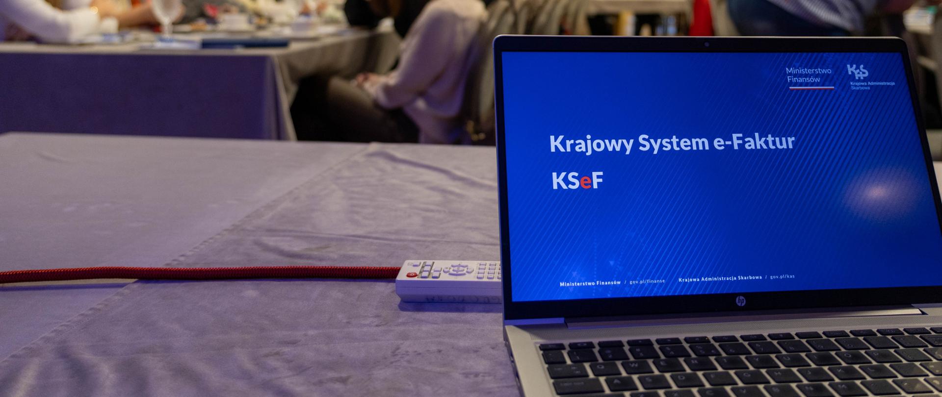 Na laptopie wyświetlany napis Krajowy System e-Faktur