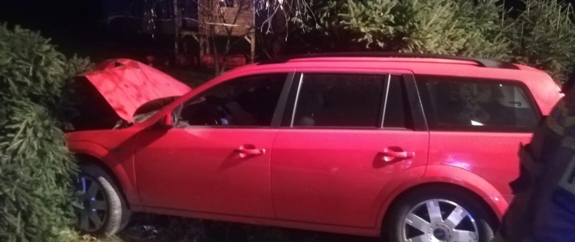 Samochód osobowy poza drogą