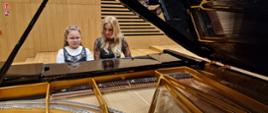 Uczennica z Panią Iwoną Ulbrich grające na fortepianie