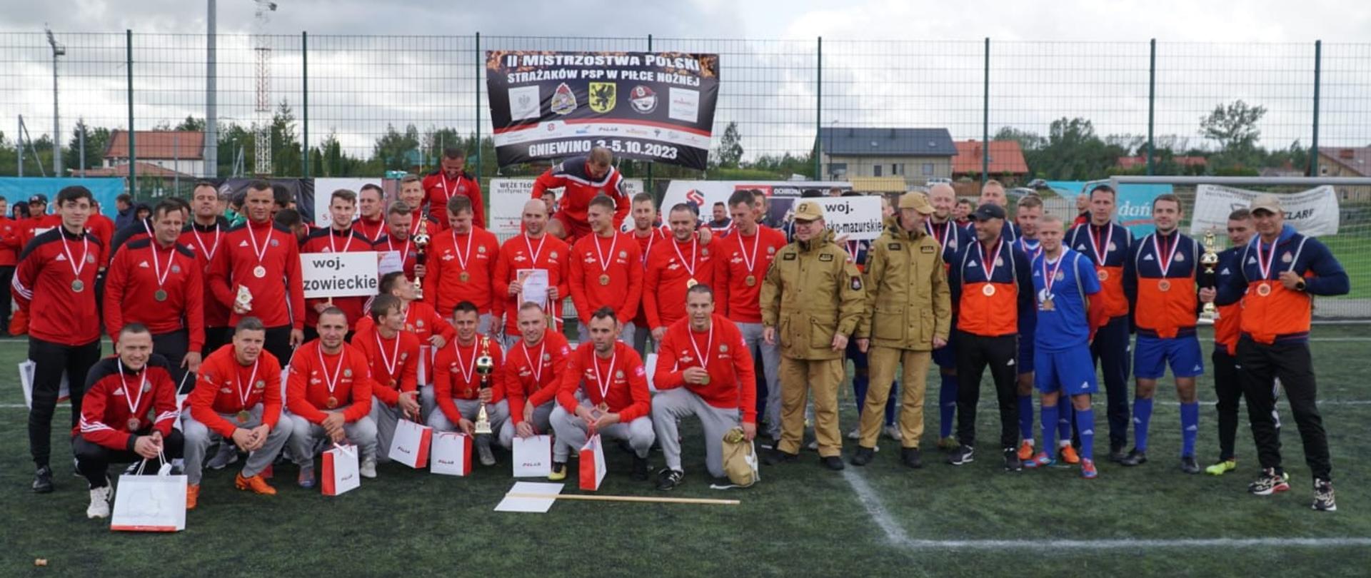 Zdjęcie pamiątkowe trzech najlepszych drużyn 