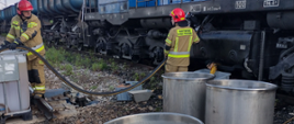 Uszkodzony zbiornik paliwa lokomotywy towarowej