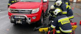 Na zdjęciu widać druhów OSP w trakcie zajęć praktycznych. Druhowie wykonują dostęp do poszkodowanego uwięzionego pod samochodem.
Zdjęcie wykonane na placu KP PSP w Oleśnie.