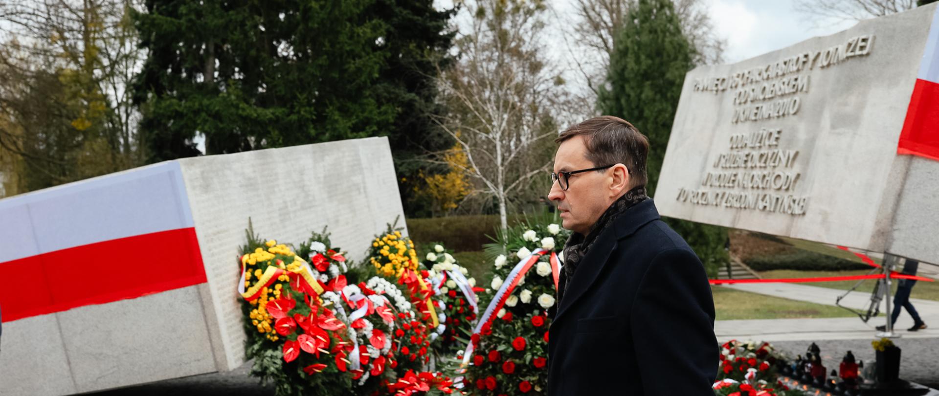 Premier Mateusz Morawiecki idzie obok Pomnika ofiar katastrofy smoleńskiej na Cmentarzu Wojskowym na Powązkach w Warszawie.