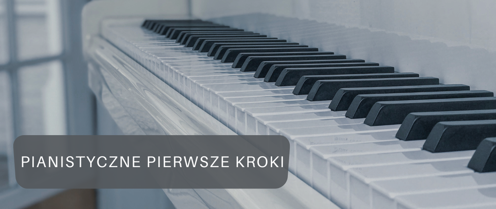 Tłem obrazka jest klawiatura fortepianu w kolorze białym. U dołu po lewej stronie szary prostokąt, a na nim biały napis "pianistyczne pierwsze kroki".