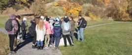 Grupa zwiedzających na ścieżce edukacyjnej w rezerwacie przyrody Góra Świętej Anny