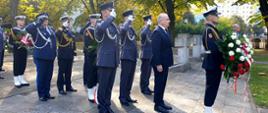 Przedstawiciele służb mundurowych oraz wojewoda pomorski składają kwiaty.