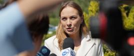 Na zdjęciu minister Katarzyna Pełczyńska-Nałęcz podczas briefingu w Zwonowicach odpowiada na pytania dziennikarzy