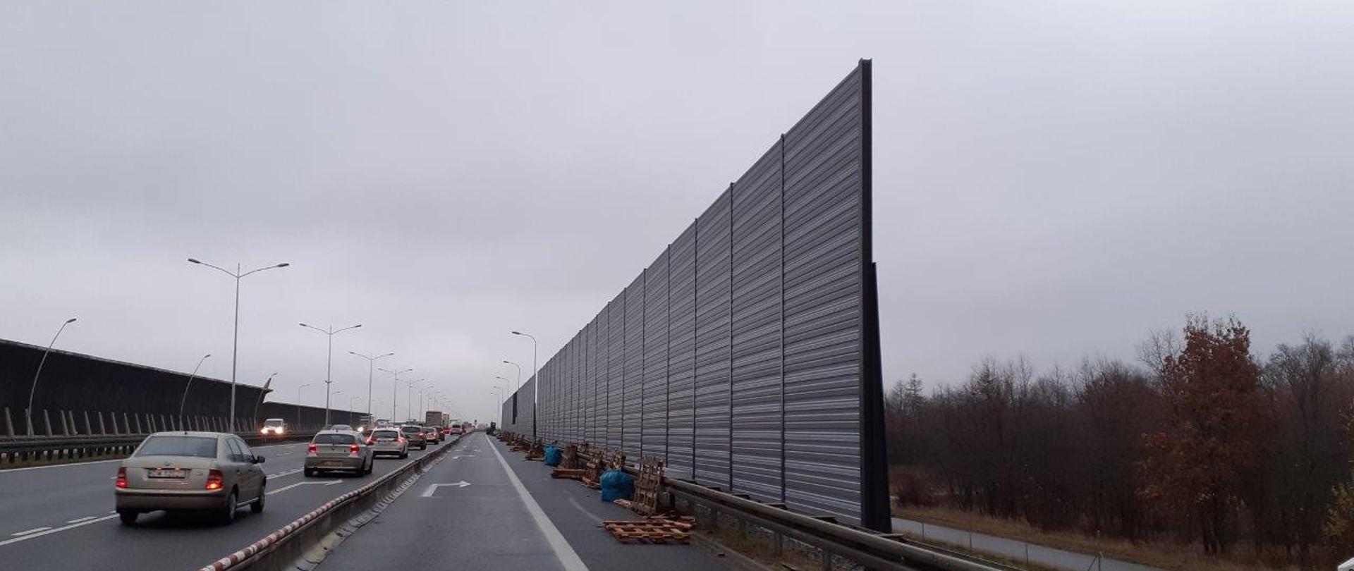 NA zdjęciu widać budowę ekranów akustycznych na wysokości ul. Melioranckiej