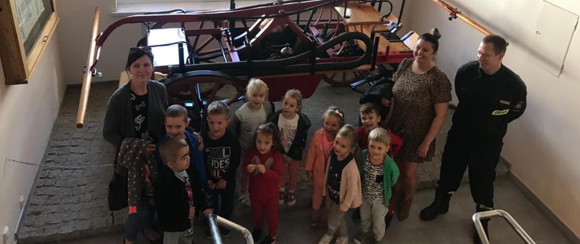 Przedszkolaki "Tropiciele" na terenie Jednostki Ratowniczo - Gaśniczej w Obornikach.