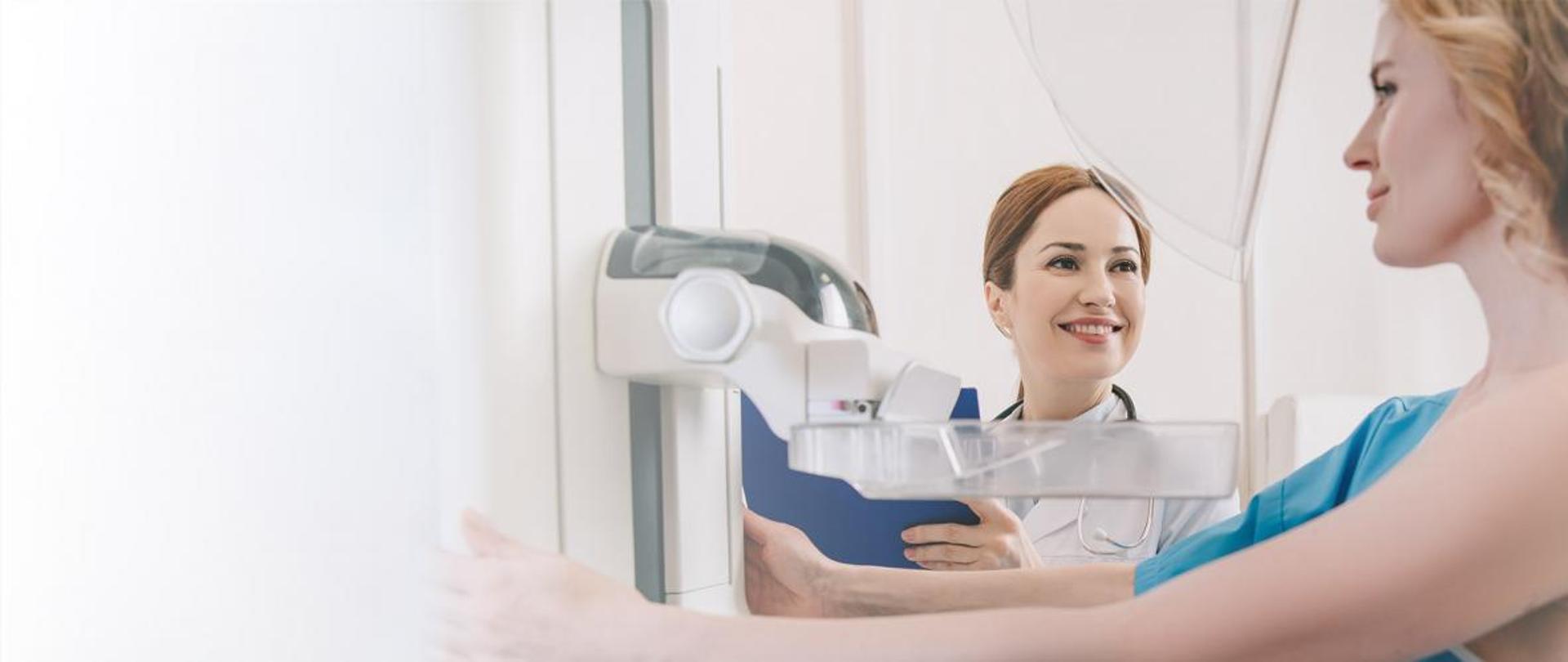 Kobieta podczas badania mammografem