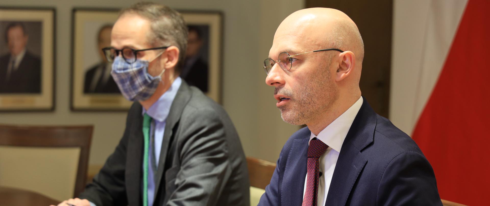 Minister klimatu i środowiska Michał Kurtyka oraz wiceminister Adam Guibourgé-Czetwertyński na spotkaniu z F. Timmermansem