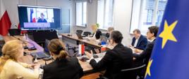 Minister infrastruktury Dariusz Klimczak podczas wideorozmowy z ministrem delegowanym ds. transportu w Ministerstwie Transformacji Ekologicznej i Spójności Terytorialnej Francji Patricem Vergrietem