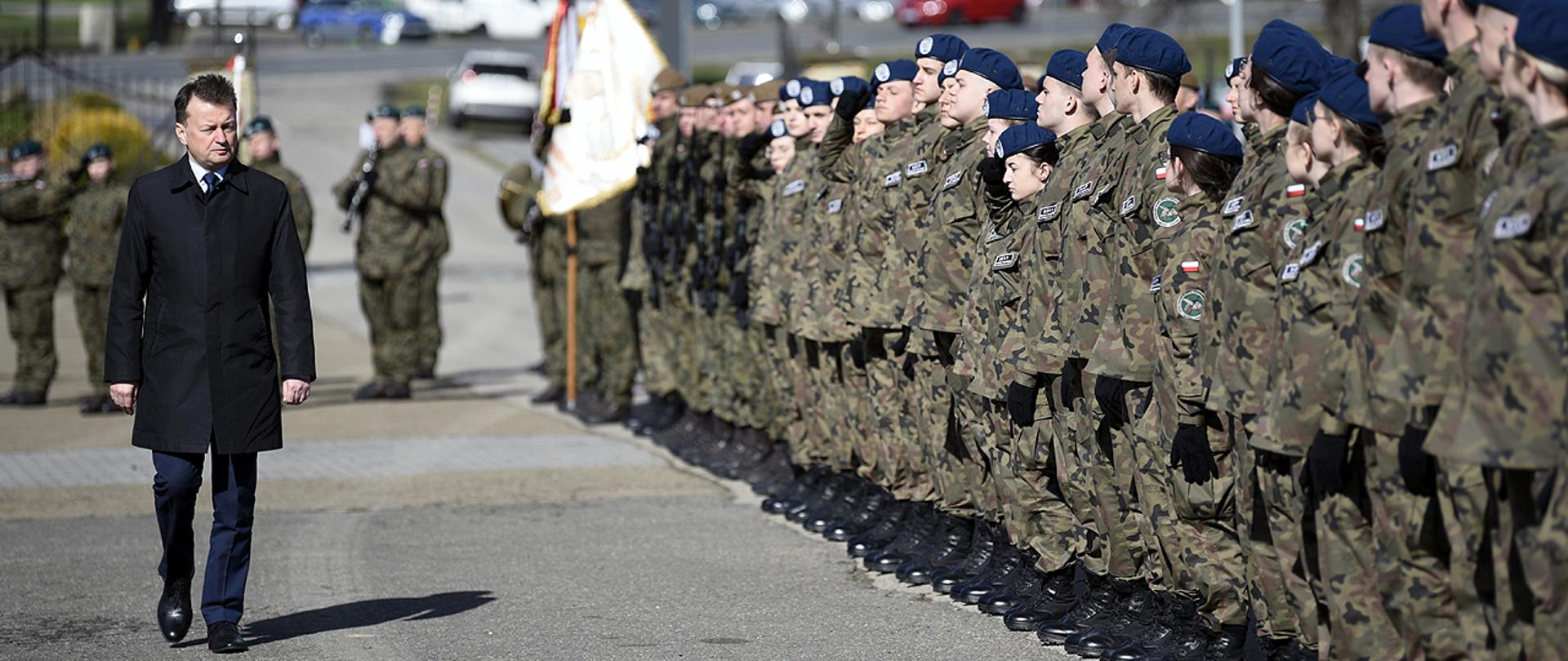 Ślubowanie klas mundurowych. Spotkanie szefa MON z uczniami liceum na Podkarpaciu