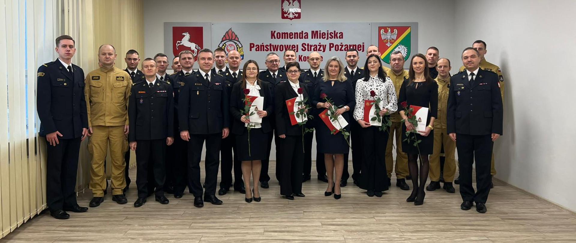 Na zdjęciu znajdują się funkcjonariusze oraz pracownicy cywilni Komendy Miejskiej PSP w Koninie podczas zbiórki z okazji Dnia Służby Cywilnej