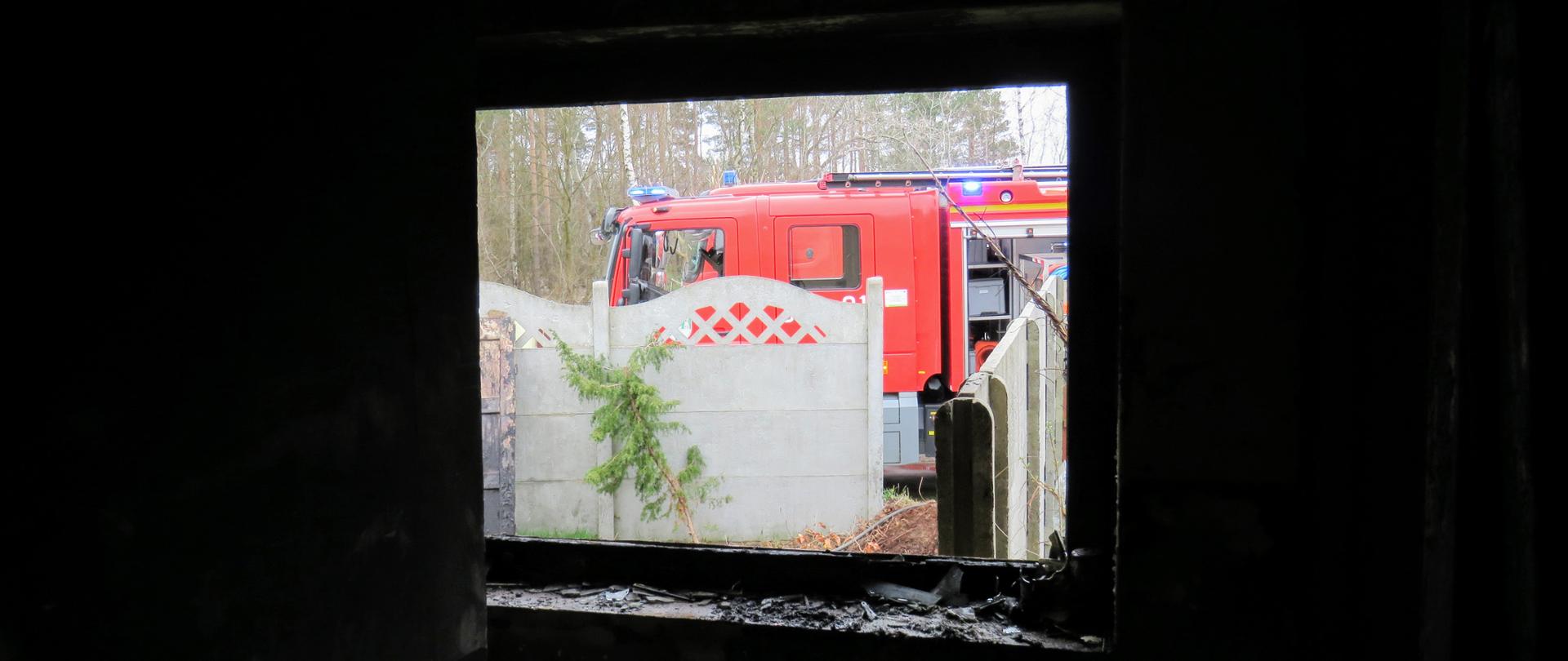 Pożar domu w Droszkowie - widok przez okno od wewnątrz spalonego budynku