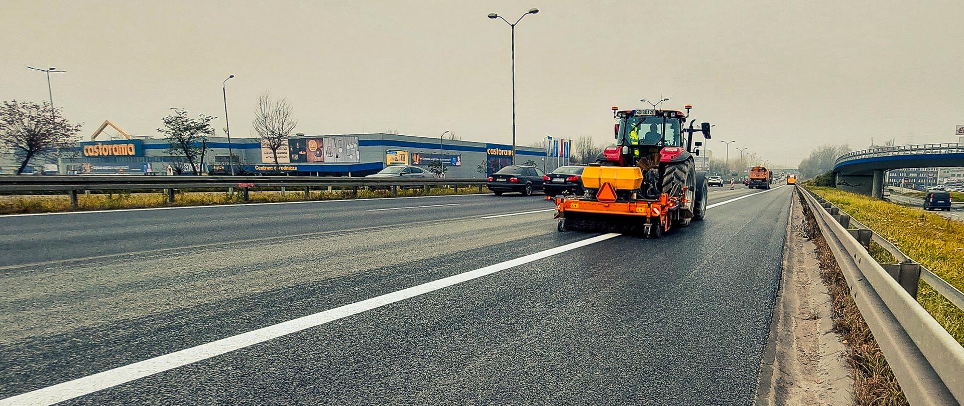 Przygotowania do udostępnienia kierowcom wyremontowanej jezdni S86 w kierunku Katowic.