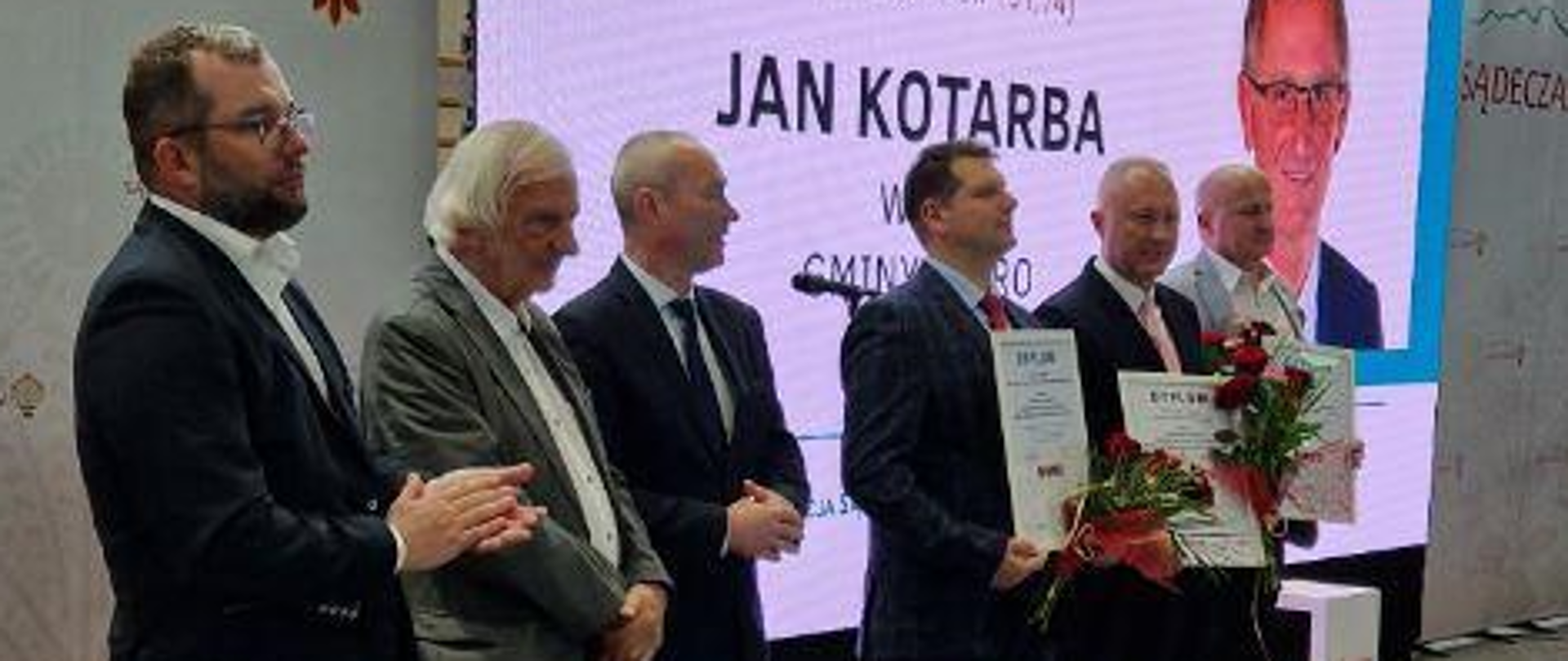 Minister funduszy i polityki regionalnej Grzegorz Puda podczas uroczystej gali podsumowującej aktywność Gmin Subregionu Sądeckiego, po prawej stronie obok ministra stoi wicemarszałek Sejmu Ryszard Terlecki