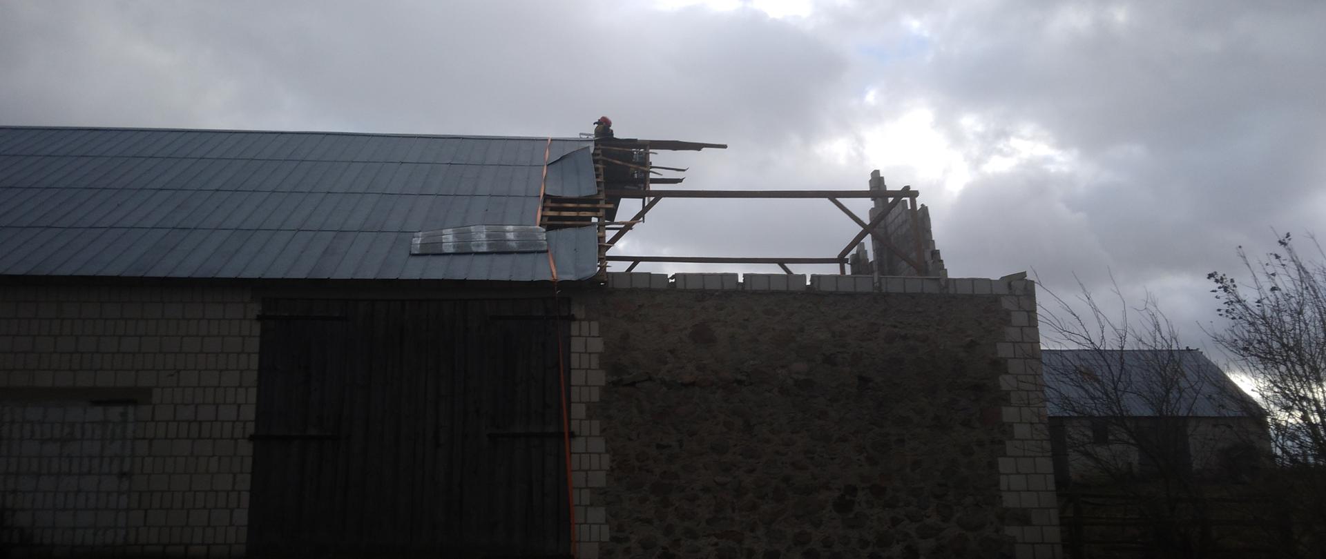 Uszkodzony dach na budynku stodoły.