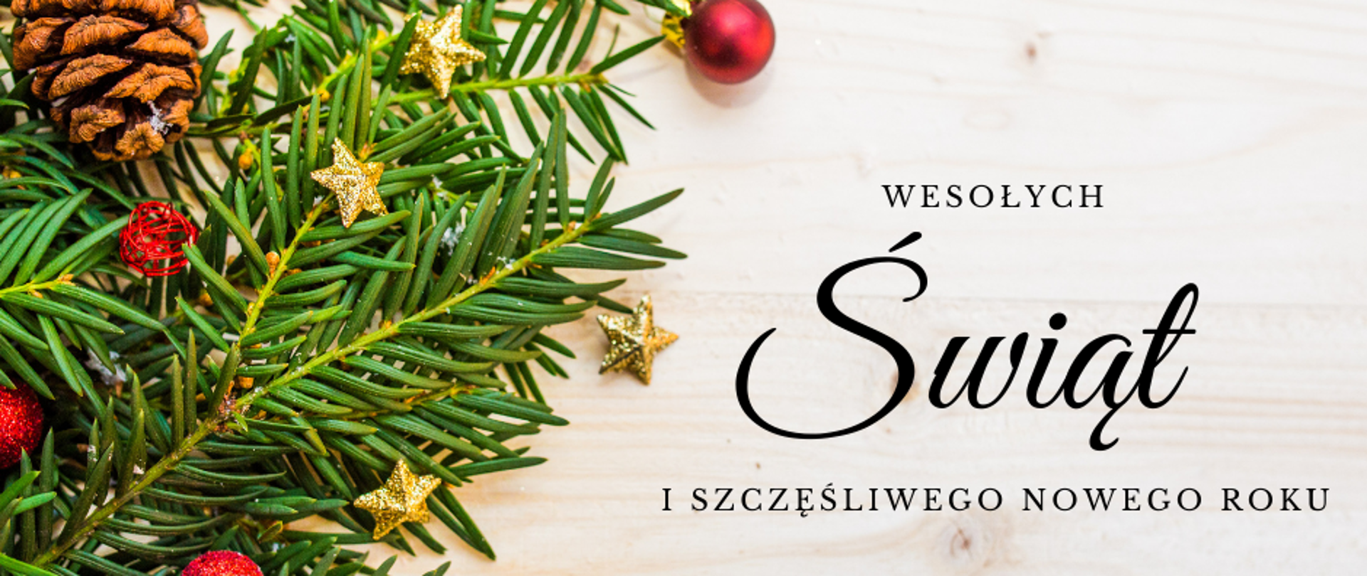 Na drewnianej desce leżą ustrojone gałązki świerku. Po prawej stronie napis: Wesołych Świąt i Szczęśliwego nowego roku.