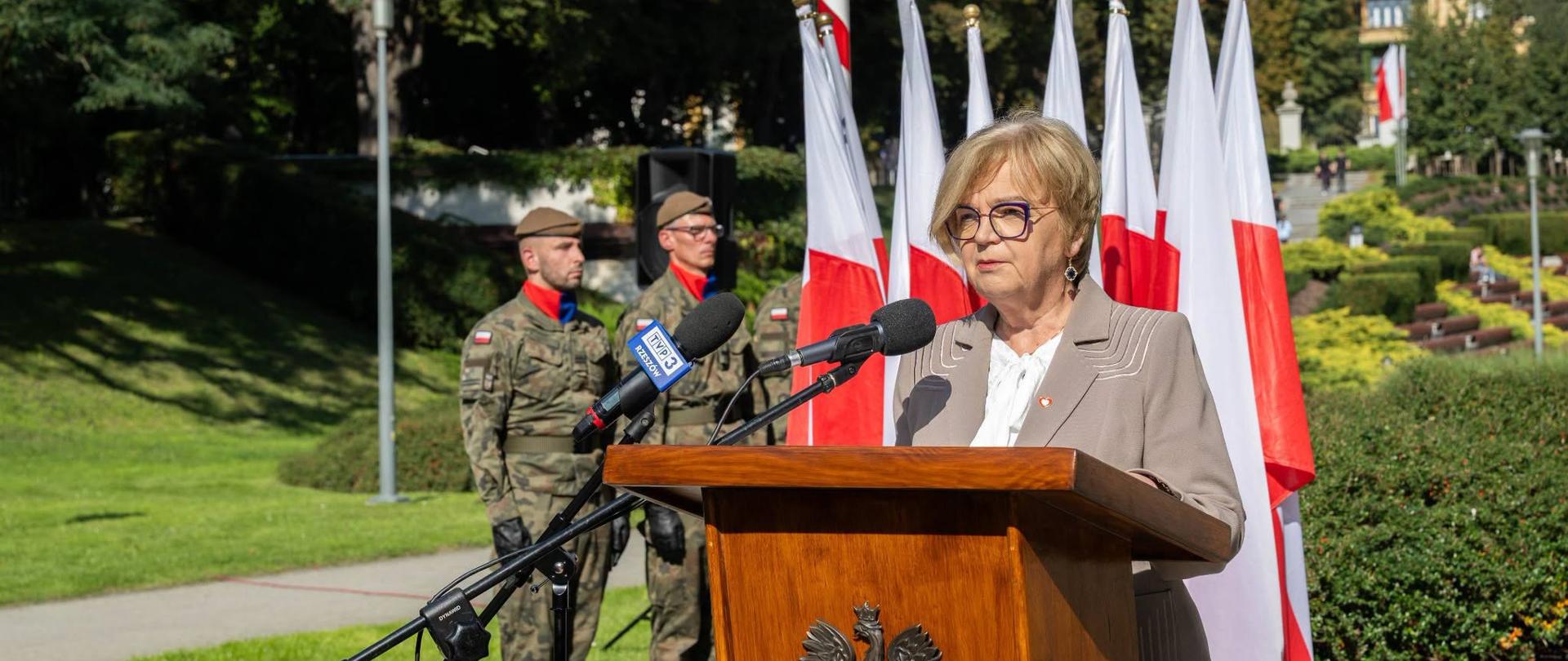 Zdjęcie przedstawia wojewodę przemawiającą podczas uroczystości