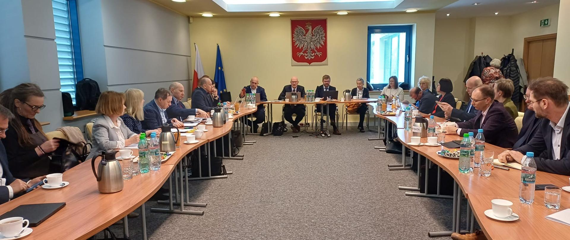 Członkowie Państwowej Rady Geodezyjnej i Kartograficznej podczas posiedzenia.