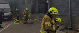 Widoczni strażacy podczas realizacji ćwiczeń.