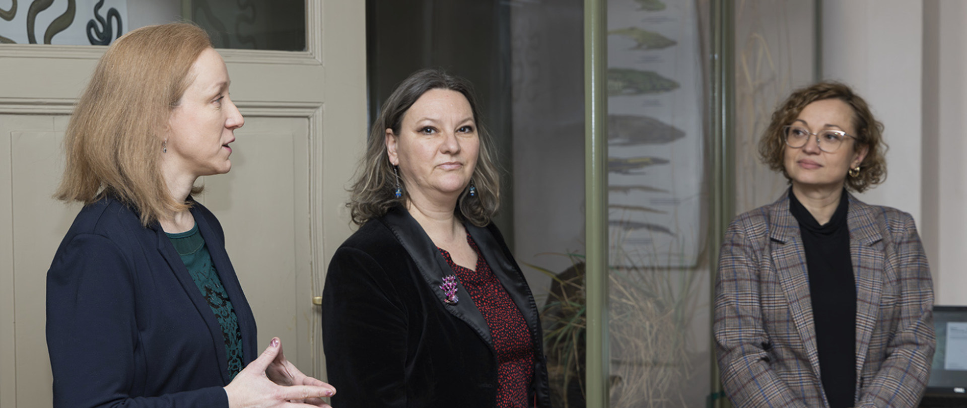 Trzy stojące osoby. Z prawej strony Zastępca Regionalnego Dyrektora Ochrony Środowiska - Regionalny Konserwator Przyrody w Olsztynie Aleksandra Krzysztoń-Rzodkiewicz