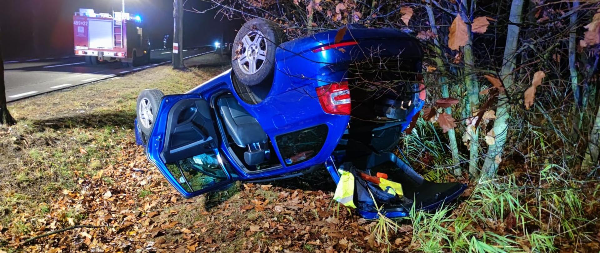 Na poboczu drogi krajowej numer dwanaście przy miejscowości Boruszyn doszło do kolizji drogowej z udziałem samochodu osobowego marki Skoda Oktawia. Kierujący stracił panowanie nad pojazdem i dachował. Przyczynę ustala policja.