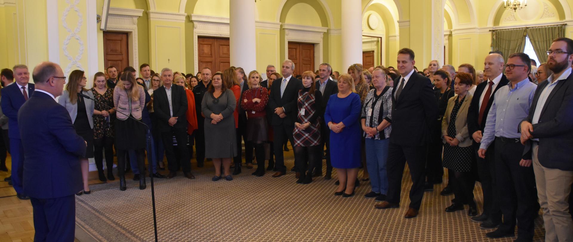 Wojewoda Mazowiecki w trakcie pożegnania z pracownikami urzędu.