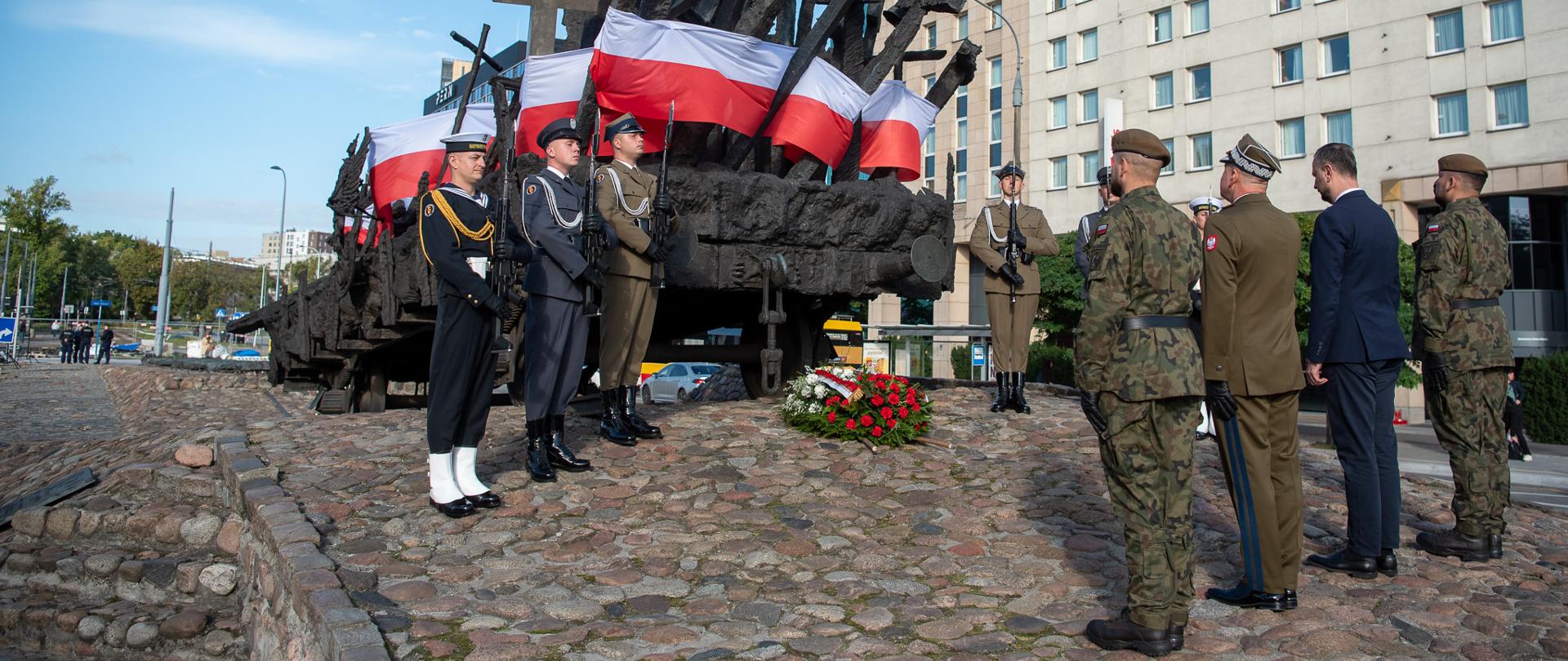 17 września 2025 r. - w 86. rocznicę rosyjskiej agresji na Polskę - Władysław Kosiniak-Kamysz, wicepremier - minister obrony narodowej złożył wiązankę kwiatów przed Pomnikiem Poległym i Pomordowanym na Wschodzie. Fot. Maciej Nędzyński/MON