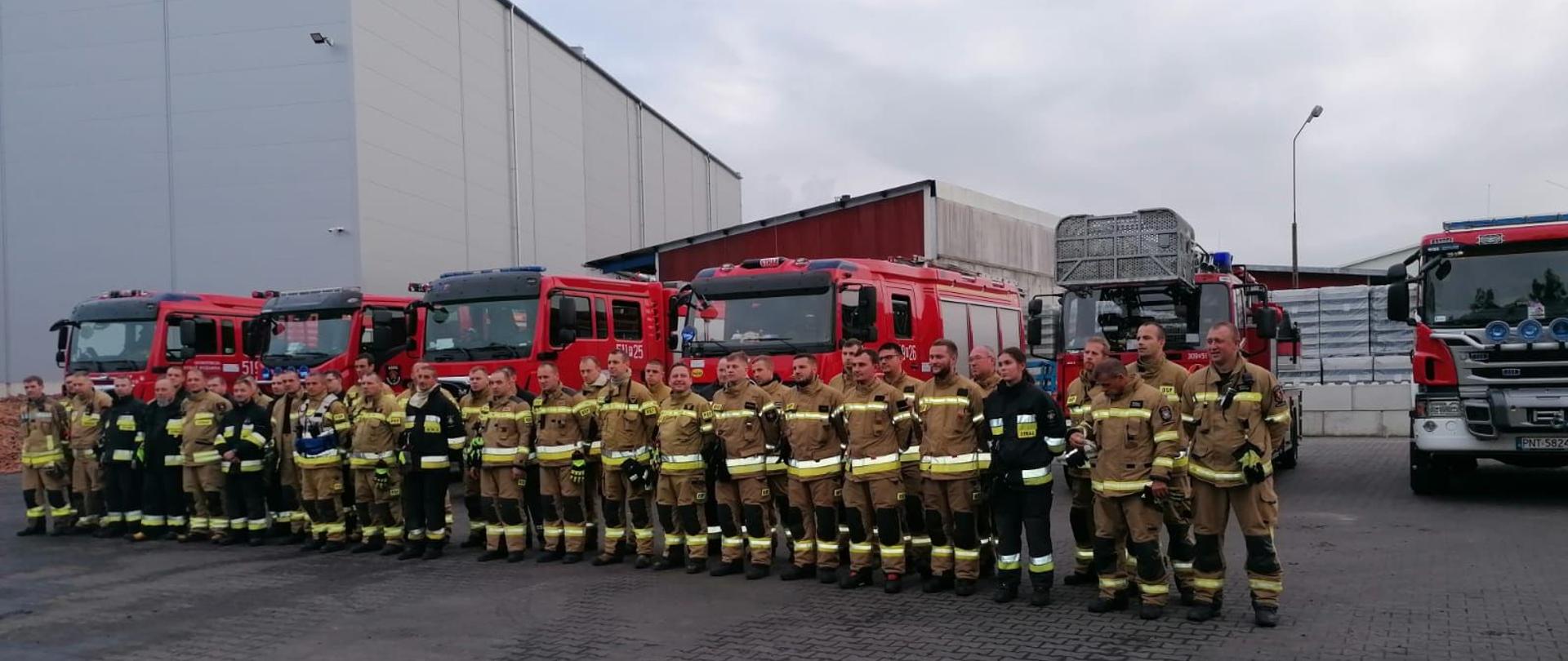 Grupa strażaków podczas podsumowania ćwiczeń.