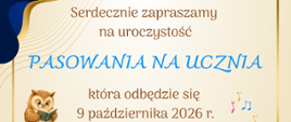 Plakat zapraszający na uroczystość Pasowania na Ucznia w Zespole Szkół Muzycznych im. Stanisława Moniuszki w Wałbrzychu. Wydarzenie odbędzie się 9 października 2026 roku o godzinie 17:00 w Auli Szkoły przy ulicy Piętnastolecia 24. Jasne tło plakatu ozdobione jest granatowo-złotymi falami, nutami muzycznymi oraz ilustracjami przedstawiającymi mądrą sowę na książkach, uśmiechnięte dzieci w strojach szkolnych i przybory do pisania. Na dole umieszczono kolorową chmurkę z hasłem: „Dziś pierwszoklasista, jutro odkrywca wielkiego świata”.
