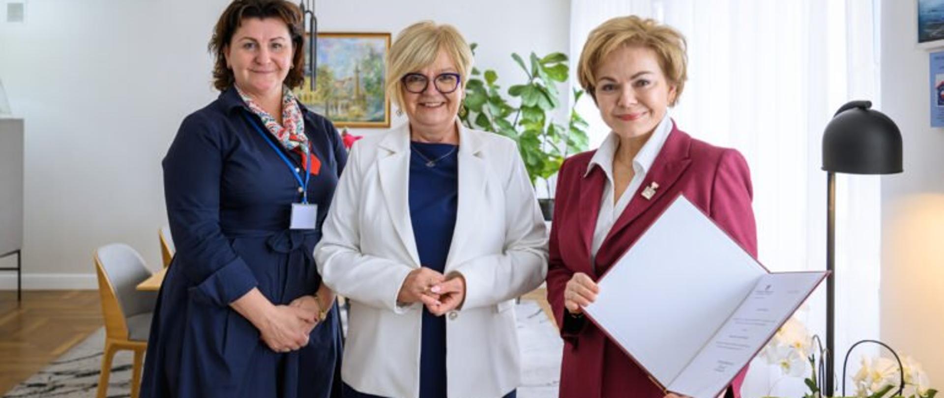 Zdjęcie przedstawia - od lewej - dyrektor Wydziału Polityki Społecznej PUW Irenę Marszałek-Czekierdę, wojewodę podkarpackiego Teresę Kubas-Hul oraz konsultanta wojewódzkiego w dziedzinie alergologii dr hab. n. med. Marta Rachel.