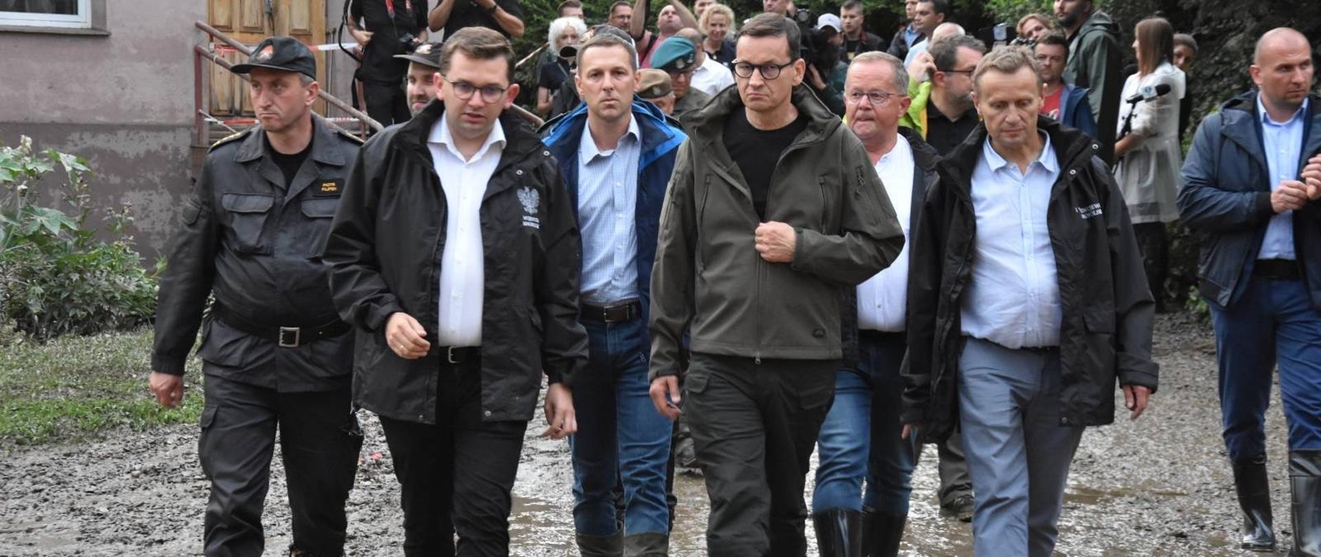 Na pierwszym planie widać Wojewodą Małopolskiego, Prezesa Rady Ministrów Małopolskiego Komendanta PSP w trakcie wizytacji zalanych posesji w pow. myślenickim 