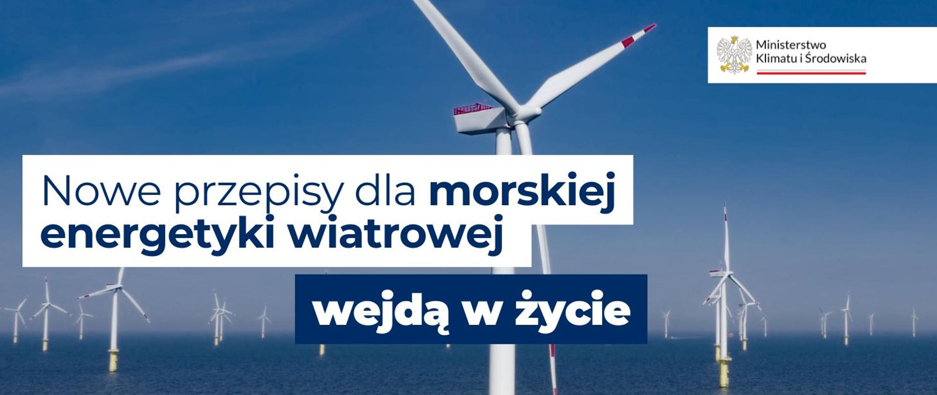 baner z napisem: Nowe przepisy dla morskiej energetyki wiatrowej wejdą w życie. Na drugim planie widoczne są wiatraki offshore. 