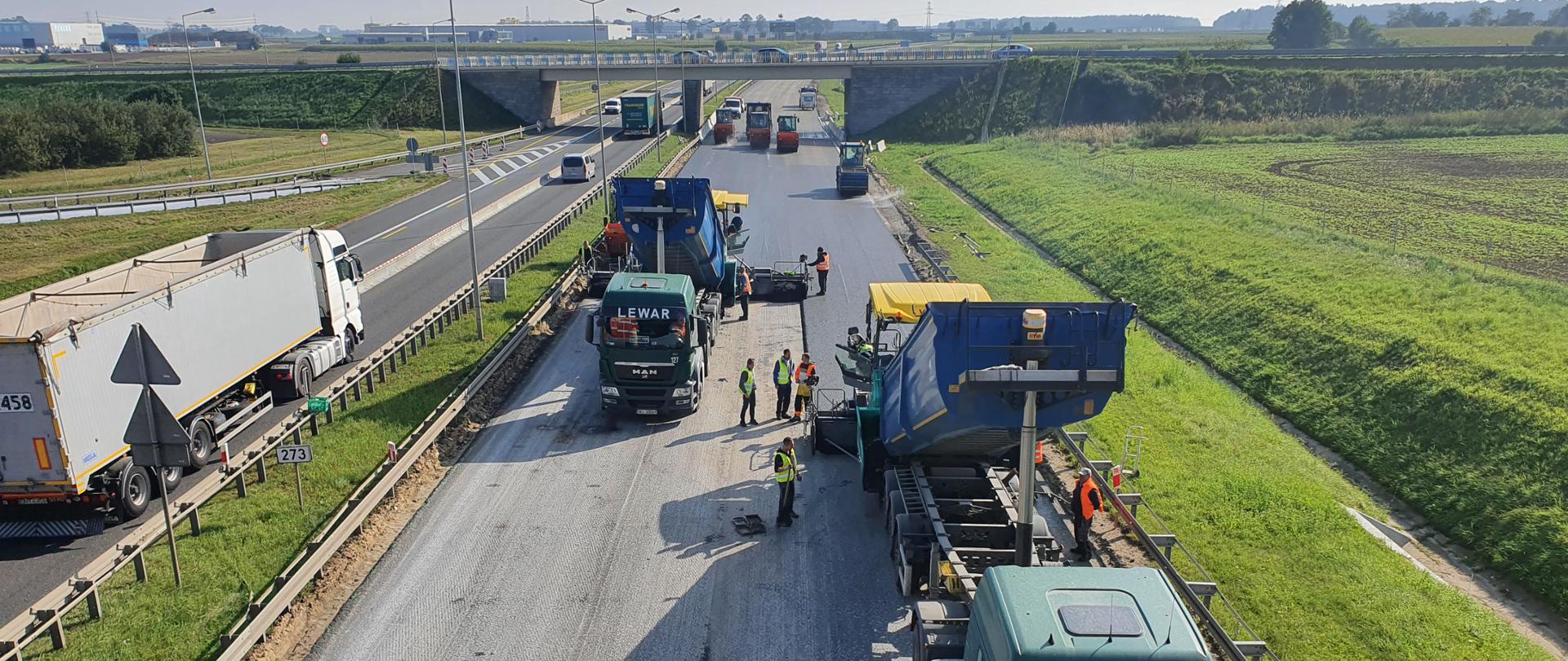 Na zdjęciu widać prace remontowe na opolskim odcinku autostrady A4