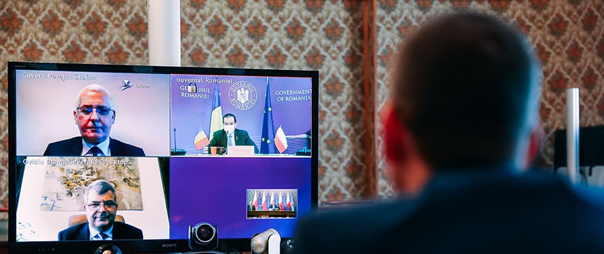 Premier podczas wideokonferencji.