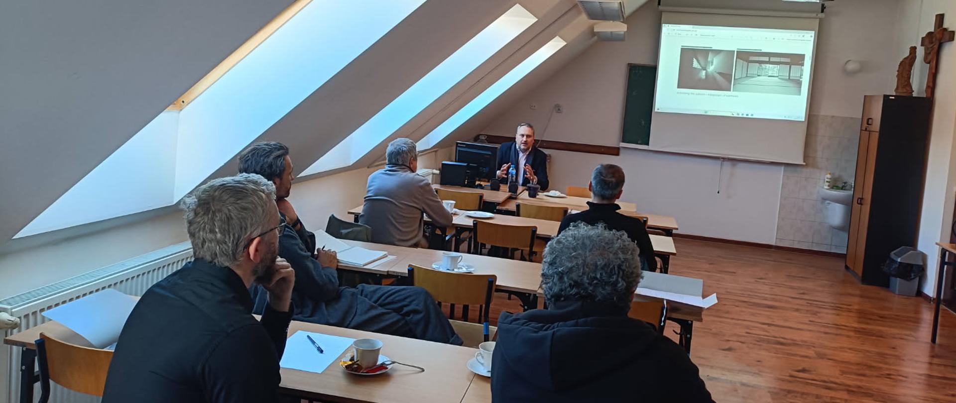 zdjęcie , sala wykładowa , słuchacze oglądają slajdy szkoleniowe