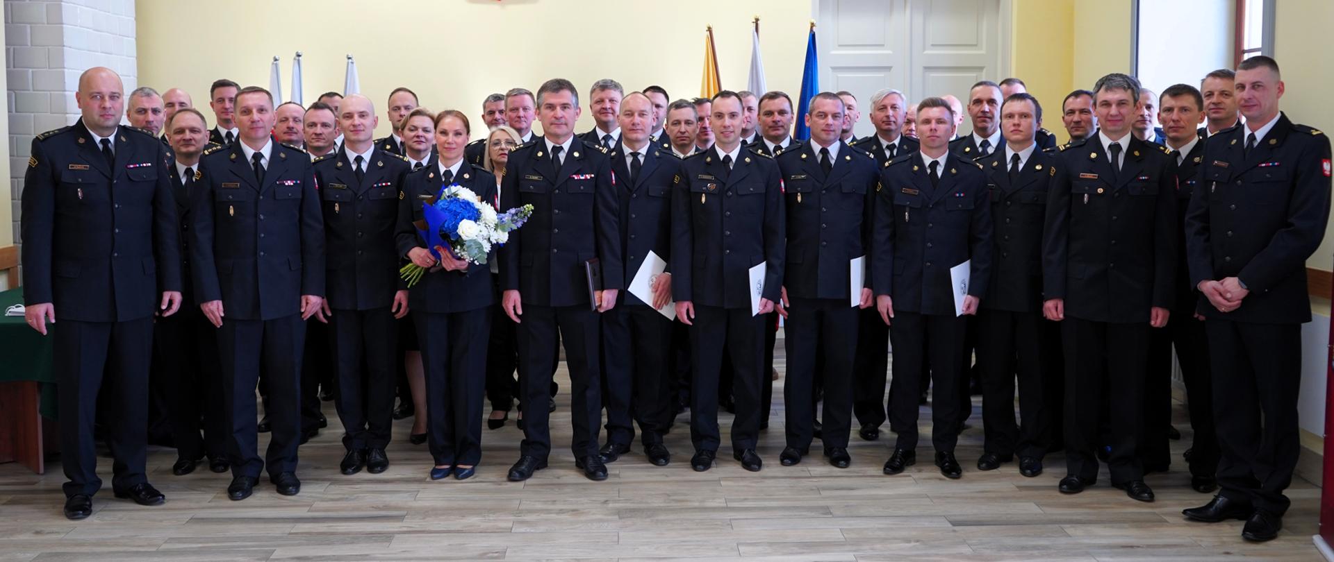 Funkcjonariusze kadry kierowniczej komendy w mundurach wyjściowych na wspólnym zdjęciu