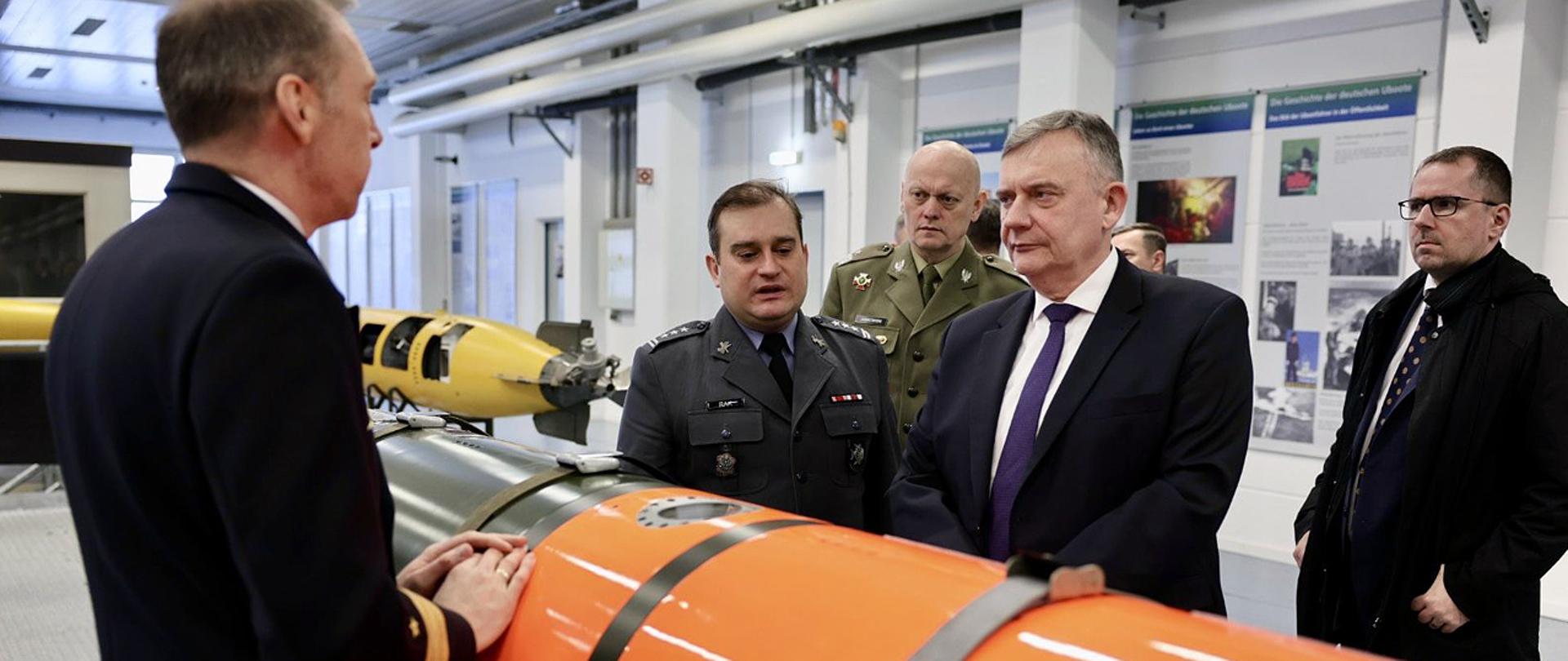 Wiceminister obrony narodowej Paweł Bejda złożył wizytę w Niemczech, gdzie uczestniczył w szeregu spotkań i wizyt studyjnych związanych z obszarem współpracy wojskowo-technicznej i przemysłowo-obronnej.
