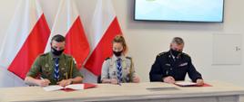 Pomorski komendant wojewódzki PSP podpisuje porozumienia o współpracy ze Związkiem Harcerstwa Polskiego Chorągiew Gdańska - komendant oraz skarbnik. 