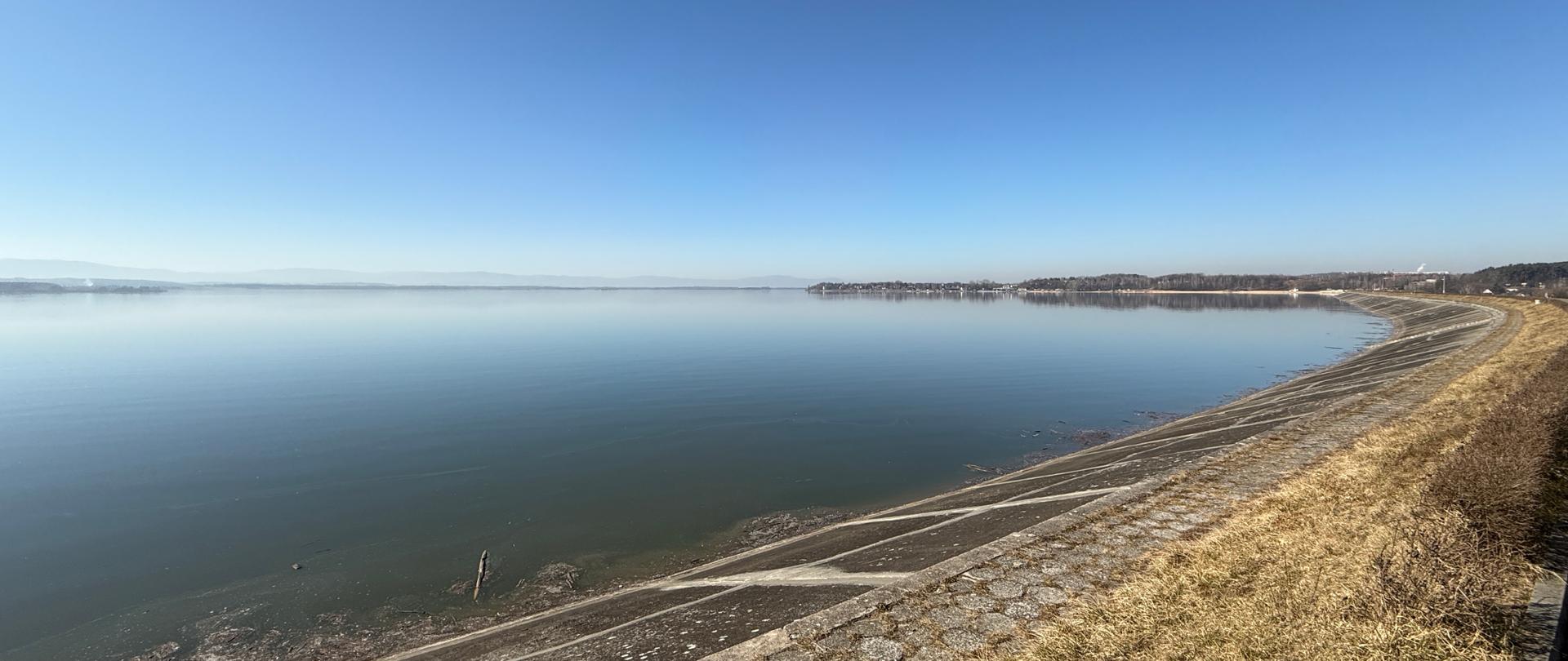 Zbiornik wodny Nysa na Nysie Kłodzkiej.