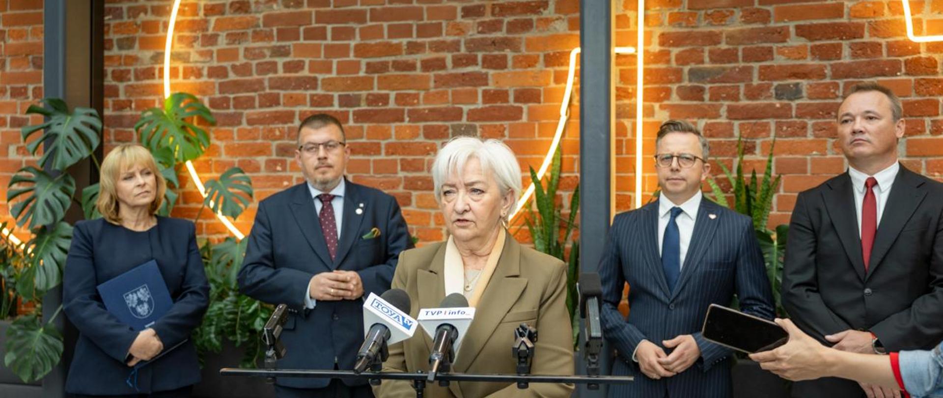 Konferencja prasowa z udziałem pięciu osób. 