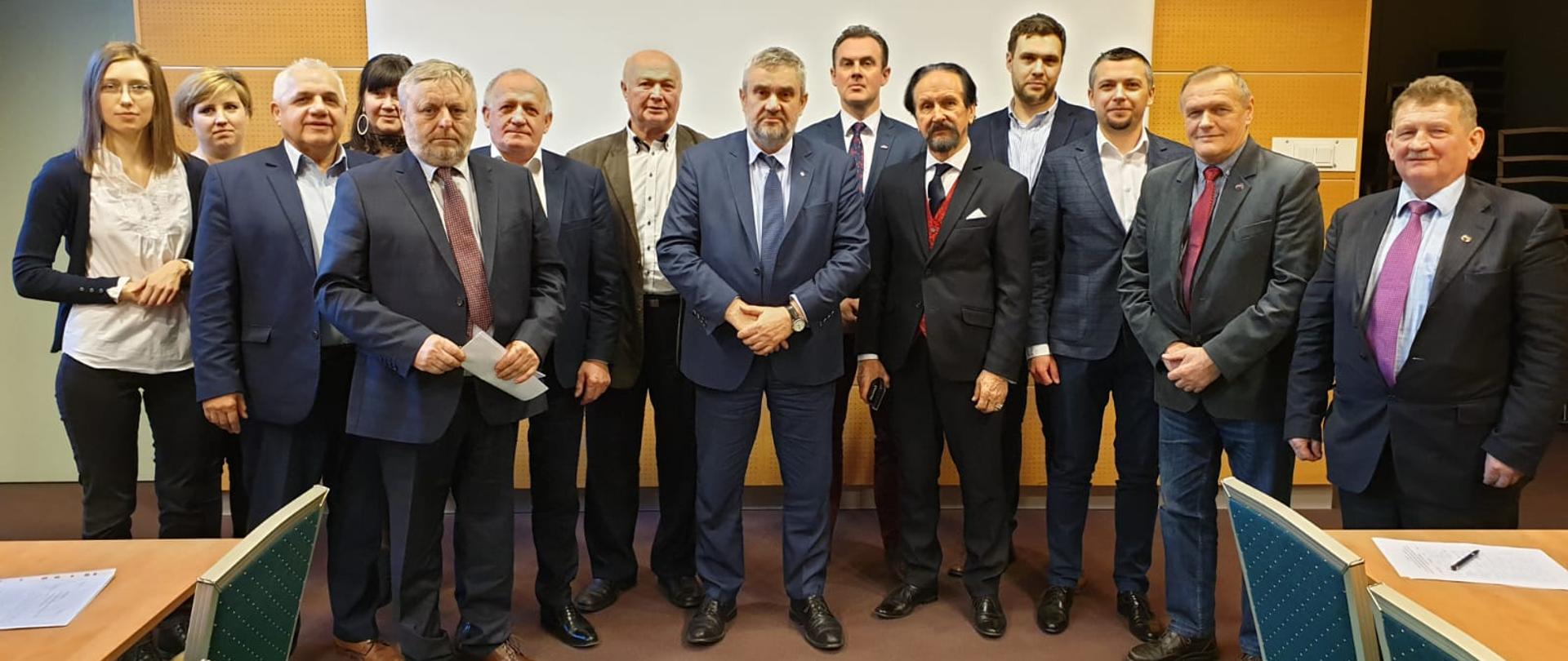 Uczestnicy spotkania w towarzystwie ministra J. K. Ardanowskiego