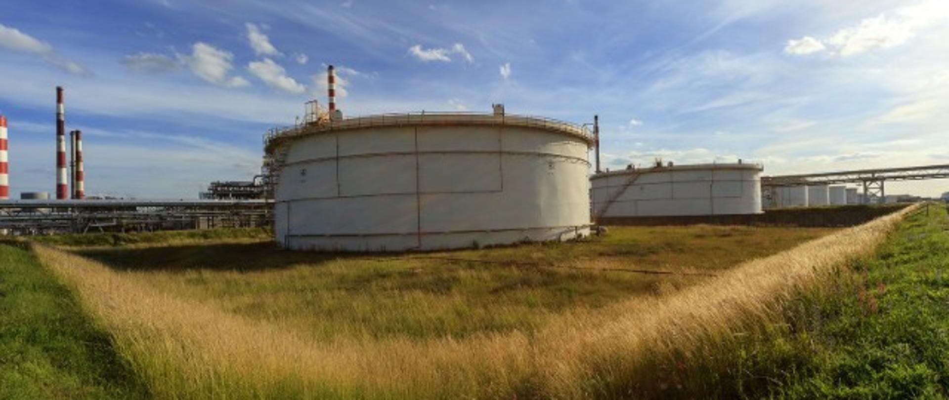 Diesel oil tanks containing a co-hydrogenation product