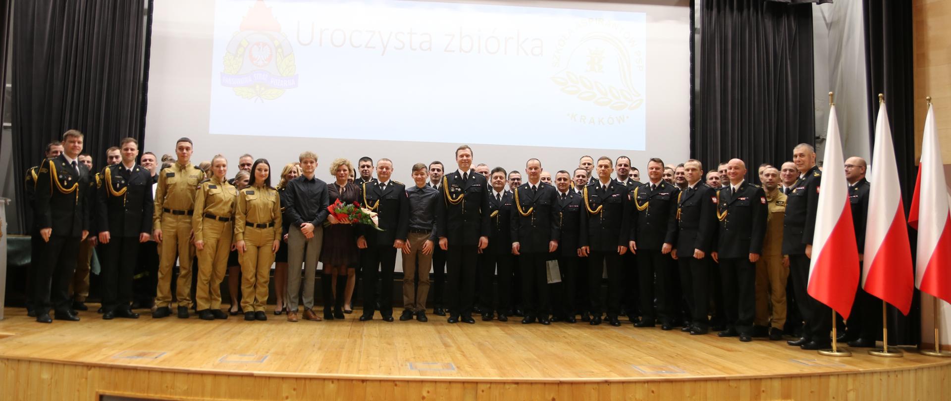 Pamiątkowe zdjęcie uczestników uroczystej zbiórki z okazji pożegnania oraz ślubowania funkcjonariuszy SA PSP w Krakowie 