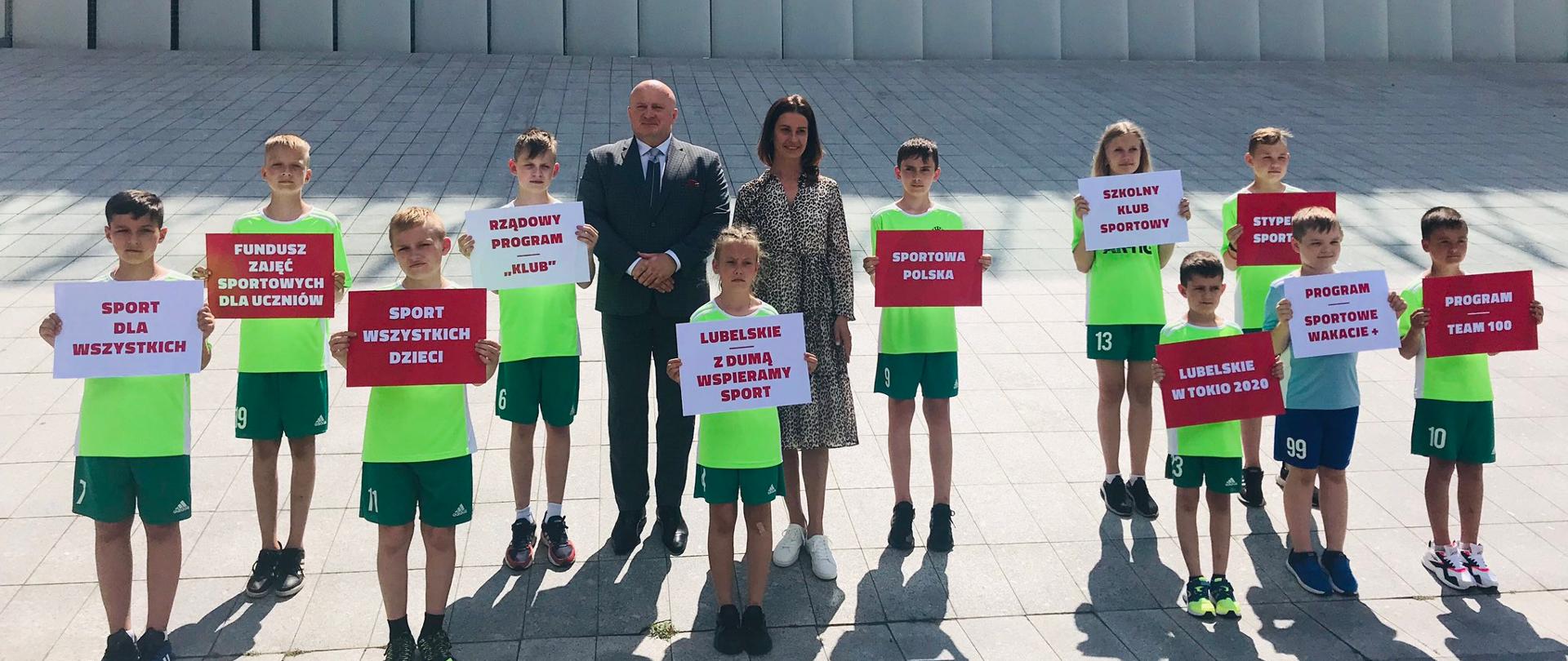 Minister Sportu oraz Jarosław Stawiarski otoczeni dziećmi.